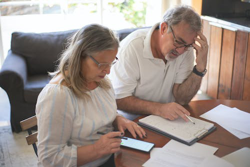 two people reading the fine print to avoid timeshare exit scams